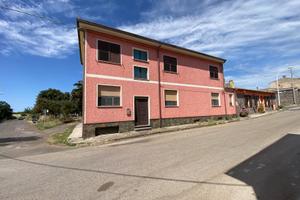 Casa indipendente con cortile e terrazza