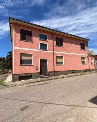 Casa indipendente con cortile e terrazza