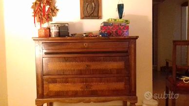 Cassettone in noce con intarsi