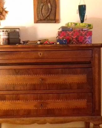 Cassettone in noce con intarsi