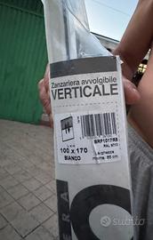 Zanzariera avvolgibile verticale per finestra