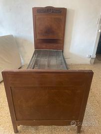 coppia di letti singoli identici in legno