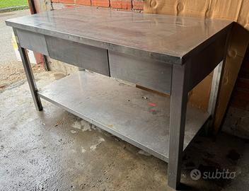 Tavolo in acciaio inox.