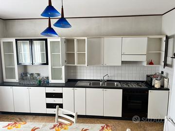 Cucina con frigo