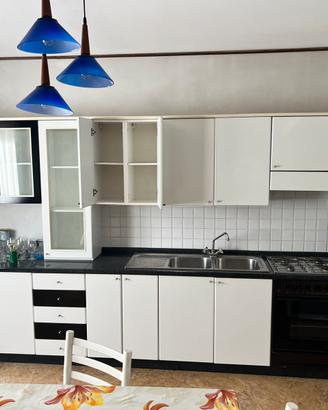 Cucina con frigo