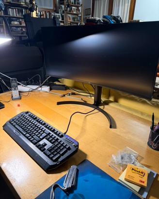 monitor LG 34WL85C-B da 34 pollici UltraWide