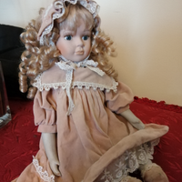 Bambola di porcellana con CARILLON anni 70/80