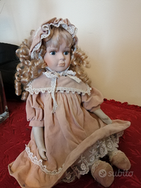 Bambola di porcellana con CARILLON anni 70/80