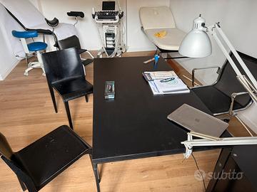 Scrivania con cassettiera