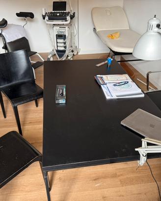 Scrivania con cassettiera