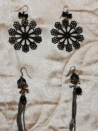 orecchini  fiocco di neve e altri con teschio 