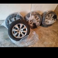 cerchi raggio15 gomme neve 185/65r15 e copricerchi