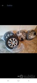 cerchi raggio15 gomme neve 185/65r15 e copricerchi