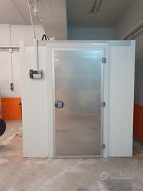 Cella frigo 2,4×2,4×2,5 m con motore e scaffali