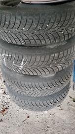 Pneumatici invernali su cerchi 