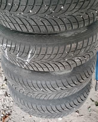 Pneumatici invernali su cerchi 