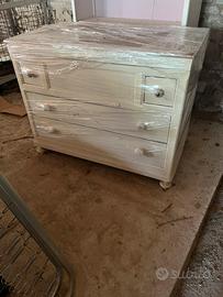 Como’ in legno laccato