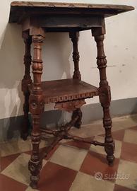 Tavolino in legno con incisioni