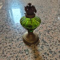 Lampada ad olio vintage in vetro verde e ottone