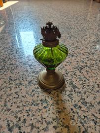 Lampada ad olio vintage in vetro verde e ottone