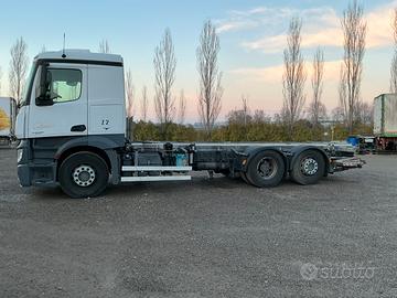 Mercedes actros 2536 con Twist lock casse 7,40 mt
