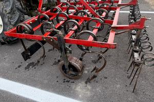 Vibro coltivatore con strigliatore