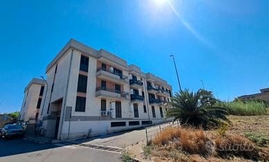 Primo Piano Con Ascensore, Cantinola E Box Auto