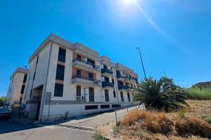 Primo Piano Con Ascensore, Cantinola E Box Auto