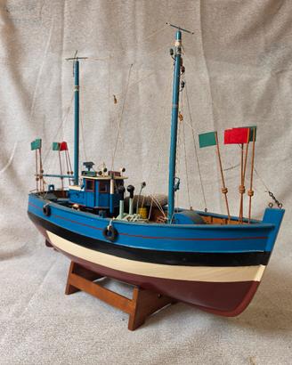 splendidoso modello di peschereccio tutto in legno