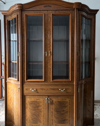 Elegante vetrina in legno stile classico