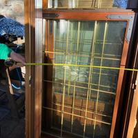 Serramenti in legno con inserti in ottone