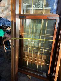 Serramenti in legno con inserti in ottone