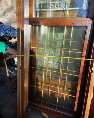 Serramenti in legno con inserti in ottone