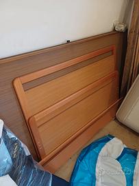 Letto a una piazza e mezzo in legno con rete a mol