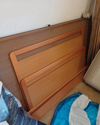 Letto a una piazza e mezzo in legno con rete a mol