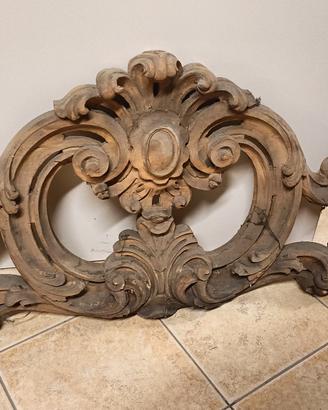cimasa decorativa in legno 