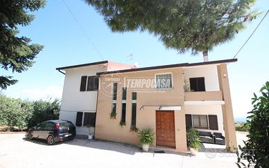 VILLA PER DUE FAMIGLIE CON TERRENO