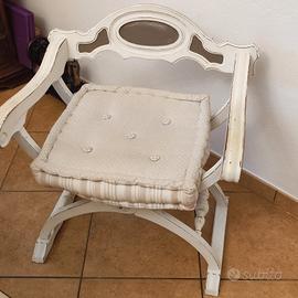 Scrivania sedia e tavolino