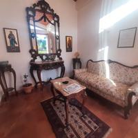 Salotto antico con console, specchiera, angoliere