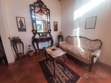 Salotto antico con console, specchiera, angoliere