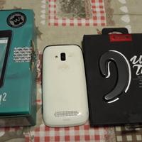 2 smartphone e 1 auricolare