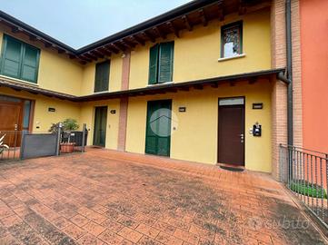 VILLA A SCHIERA A BORGO SAN GIACOMO