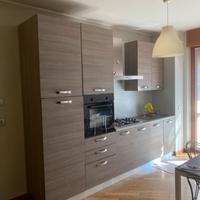 Cucina com elettrodomestici