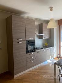 Cucina com elettrodomestici