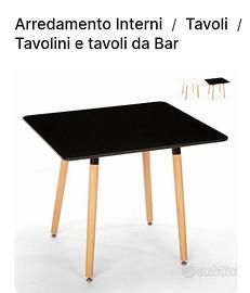 Tavolo scandinavo quadrato.