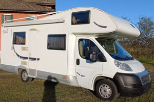 Camper mansardato McLouis 460 Steel, 7 posti letto