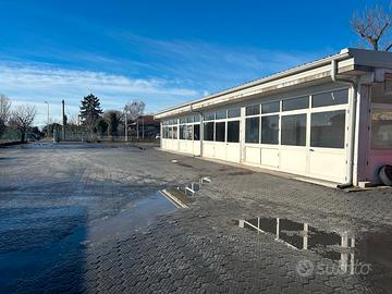 Capannone con piazzale