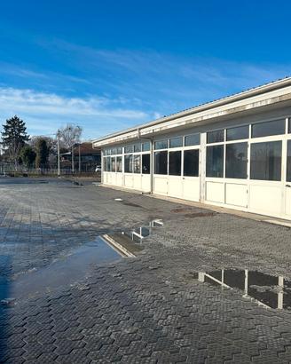 Capannone con piazzale