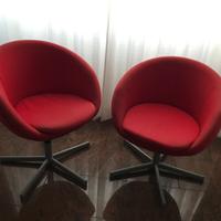 Coppia di poltrone girevoli rosse in tessuto.