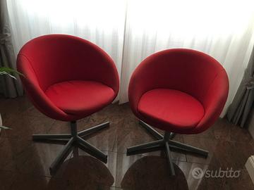 Coppia di poltrone girevoli rosse in tessuto.